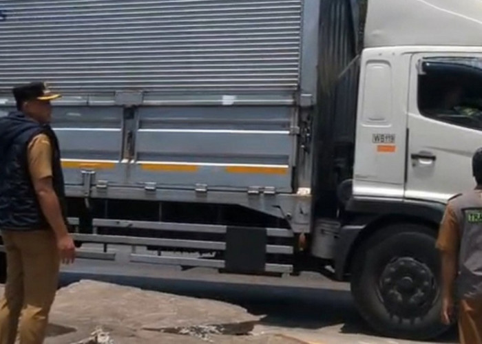 Cegah Kecelakaan Lalu Lintas, Parkir Truk Parkir Liar di Bundaran Jatisari Batang Ditertibkan 