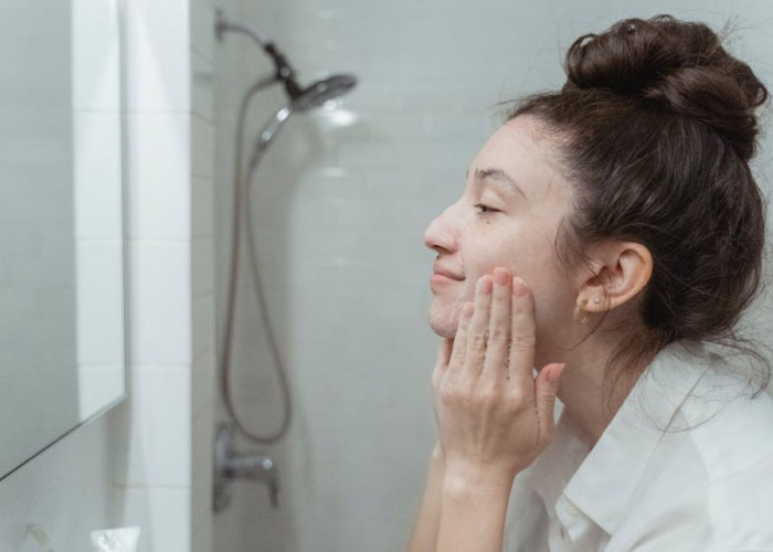 4 Sabun Cuci Muka Mencerahkan yang Nyaman Dipakai, Cocok untuk Perawatan Kulit Sehari-Hari 