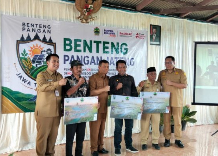 Perkuat Ketahanan Pangan, Gubernur Ahmad Lutfi Serahkan Bantuan Pompa Surya di Desa Tengengwetan