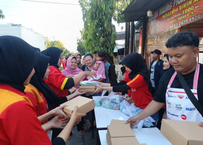 Ngabuburit di Jalan Yos Sudarso Batang, Lilis Bersyukur Dapat Paket Makanan Berbuka dari Alfamart 