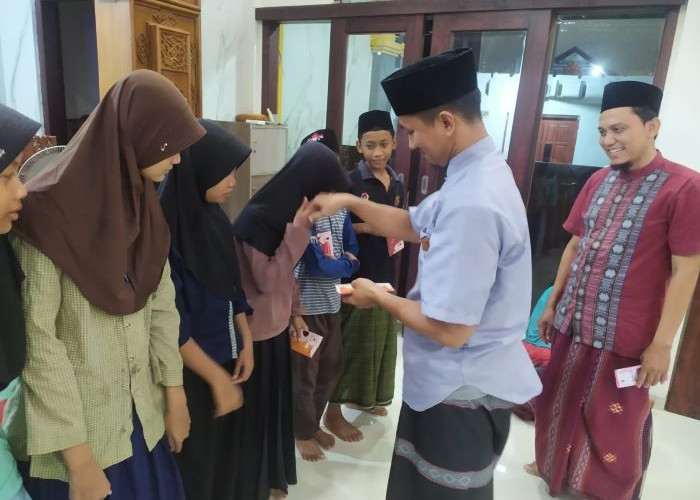 Takmir Masjid Muhammadiyah Al Kautsar Podo Pekalongan, Beri Bantuan untuk Anak Tidak Mampu dan Bagi Sarung