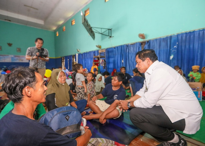 Kunjungi Pengungsi Dampak Banjir di Kota Pekalongan, Nana Sudjana Serahkan Bantuan Rp276,7 Juta