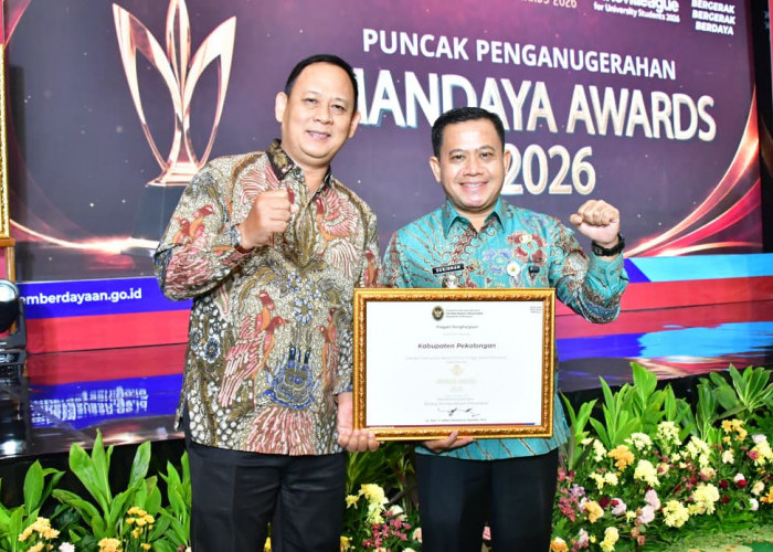 Plt Bupati Pekalongan Sukirman Terima Mandaya Award, Angka Kemiskinan Turun Jadi 7,8 Persen