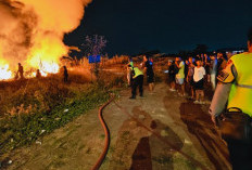 Lahan Kosong Dekat UMKM Center Kedungwuni Terbakar, Ratusan Warga Berkerumun