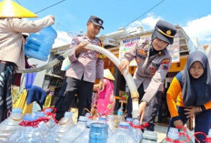Kekeringan Melanda Pekalongan, Polres Pekalongan Droping 10.000 Liter Air Bersih ke Desa Brondong