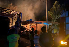 Gudang Mebel di Kalipancur Terbakar, Api Merembet ke Tiga Rumah, Kerugian Rp 500 Juta