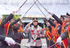 Tradisi Pedang Pora Sambut Polwan Pertama yang Pimpin Polres Batang 