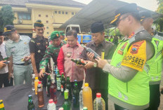 Jelang Nataru 2025, Polres Pekalongan Musnahkan 3.048 Botol Miras