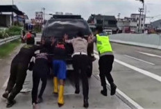 Tim Satgas Patroli Polres Pekalongan Evakuasi Mobil Pemudik yang Mogok di Jalan Tol