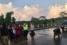 Paska Pondasi Jembatan Kali Kupang Ambrol, Polsek Talun Pasang Garis Polisi dan Batasi Muatan Berat