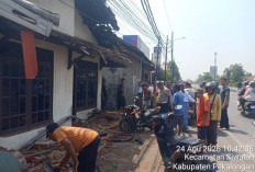 Sopir Diduga Mengantuk, Truk Hantam Rumah dan Motor di Pantura Pekalongan