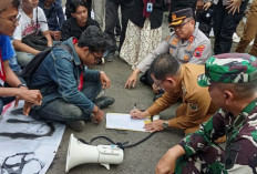 Mahasiswa Geruduk Pemkab Pekalongan, Isu Jual Beli Jabatan, Jalan Rusak hingga Upah Buruh Disorot