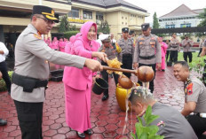 Tradisi Tanam Pohon Warnai Kenaikan Pangkat 64 Polisi Pekalongan