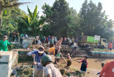Miris! Sampah Menggunung Menutup Irigasi Sudi Kampir, Petani Empat Desa Turun Tangan Demi 500 Hektare Sawah