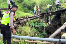 Jembatan Trajumas Rusak Parah, Polres Pekalongan Terjunkan Personelnya Untuk Memperbaiki