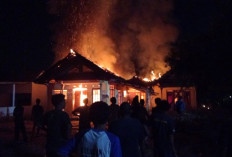 Terdengar Ledakan, Rumah Kosong di Gandarum Terbakar