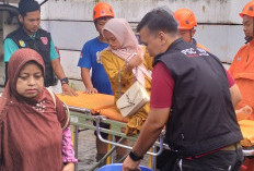 Dramatis! Petugas BPBD Evakuasi Ibu Hamil Terjebak Banjir di Tirto Gang 18 Pekalongan ke Puskesmas