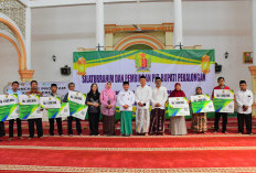 Plt Bupati Pekalongan Sukirman Salurkan Insentif Marbot, 900 Petugas Kebersihan Masjid Terima Apresiasi