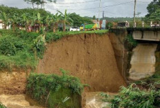 Viral! Talud Jembatan Provinsi di Perbatasan Pekalongan–Batang Ambrol, Akses Diperketat Satu Jalur