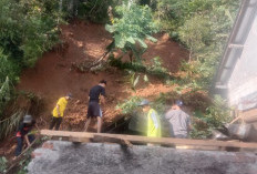 Dapur Rumah Warga di Lebakbarang Jebol Diterjang Longsor