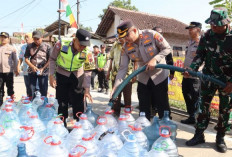 Polres Pekalongan Salurkan 13.000 Liter Air Bersih di Sragi