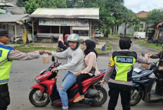 Polsek Kedungwuni Bagikan Takjil ke Pengguna Jalan Jelang Buka Puasa