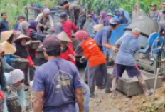 Jalan Rusak Bertahun-Tahun, Warga Petungkon Lebakbarang Cor Jalan dengan Dana Swadaya