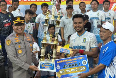 PSPM Lambanggelun Juara Ambokembang Cup I 2026, Kapolres Pekalongan Serahkan Piala