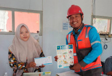 PLN UP3 Pekalongan Imbau Masyarakat Tetap Perhatikan Jarak Aman Saat Pasang Atribut Kemerdekaan RI