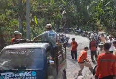 Warga Swadaya Perbaiki Jalan Kabupaten yang Amblas, Titik Rawan Kecelakaan di Perbatasan Bodas-Gembong
