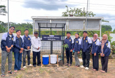Mahasiswa KKN Unikal Hibahkan Tempat Sampah & Rumah Botol di Desa Pedawang, Dilanjutkan Penanaman Bibit Durian