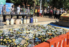 13 Ribu Botol Miras dari 17 Merek Dimusnahkam dengan Cara Dilindas Alat Berat