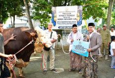 Plt. Bupati Pekalongan Sukirman Serahkan Hewan Qurban dan Ajak Warga Perkuat Kepedulian Sosial