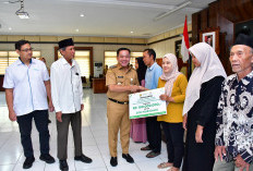 Plt Bupati Pekalongan Sukirman Serahkan Bantuan Modal BAZNAS kepada 200 Pelaku Usaha Kecil