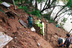 Cegah Longsor Susulan, TNI-Polri dan Warga Karangdadap Bahu-membahu Bangun Tanggul Sungai Kupang