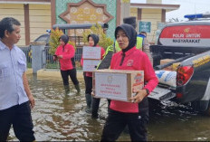 Warga Desa Depok 5 Tahun Berkubang dengan Banjir Rob, Polsek Sragi Salurkan Bantuan