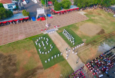 Formasi Angka 81 Warnai Pengibaran Bendera HUT RI di Batang untuk Pertama Kalinya