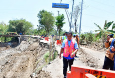 Plt Bupati Pekalongan Sukirman Tinjau Pembangunan Turap Jembatan Pantianom, Ditarget Rampung Awal Desember