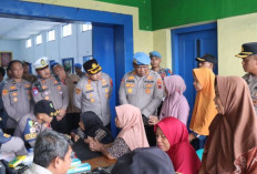 108 Warga Desa Mulyorejo Mengungsi di Gedung Kopindo, Kabid Propam Polda Jateng Salurkan Bantuan Korban Banjir