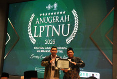 ITSNU Pekalongan Terima Award Kategori Tenaga Pendidikan Terbaik Bidang Pelayanan
