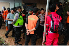 Pemancing Hilang Terseret Arus Kali Genteng, Tim SAR Gabungan Lakukan Pencarian di Tengah Hujan Deras