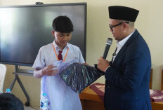 Ringankan Beban Orang Tua, Bupati Batang Bagikan Seragam Gratis untuk Kelas I SD dan VII SMP