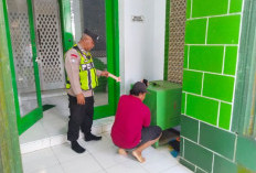 Pria Bertopi Santai Merokok Bobol Kotak Amal Makam Wali Kayugeritan, Videonya Viral di Medsos