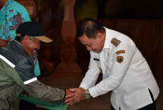 Plt. Bupati Pekalongan Sukirman Serahkan BLT DBHCHT untuk 500 Buruh Tani Tembakau
