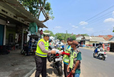 Jumat Berkah Polisi Bersama Masyarakat, Satlantas Polres Pekalongan Bagikan Nasi Kotak