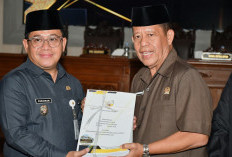 Plt Bupati Pekalongan Sukirman Serahkan Raperda APBD 2027, Anggaran Diproyeksikan Rp2,38 Triliun