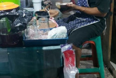 13 Tahun Mengabdi Berakhir dengan PHK, Malik Mengaku Jadi Korban Politik, Kini Bertahan Hidup Jualan Es Kelapa