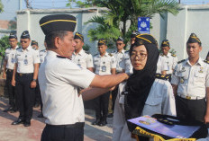 Penyematan Tanda Kenaikan Pangkat Pegawai Lapas Pekalongan Jadi Momentum Tingkatkan Kinerja
