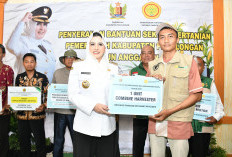 Bupati Pekalongan Fadia Arafiq Serahkan Bantuan Pertanian,Dorong Ketahanan Pangan Daerah