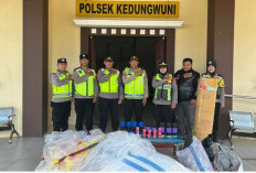 Tim Tiga Pilar Sita Petasan Jumbo Setinggi 1,4 Meter di Kedungwuni